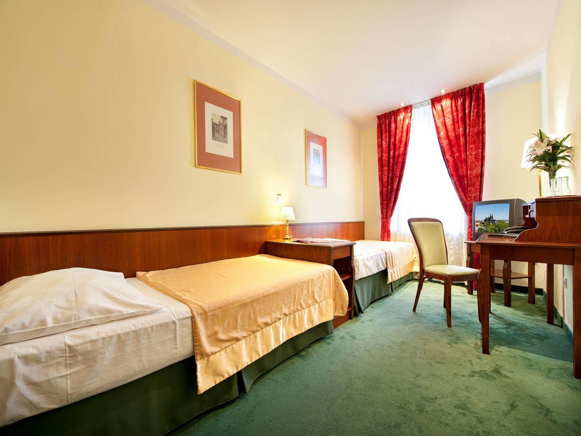 Ea Hotel Jeleni Dvur Prague Castle Екстер'єр фото