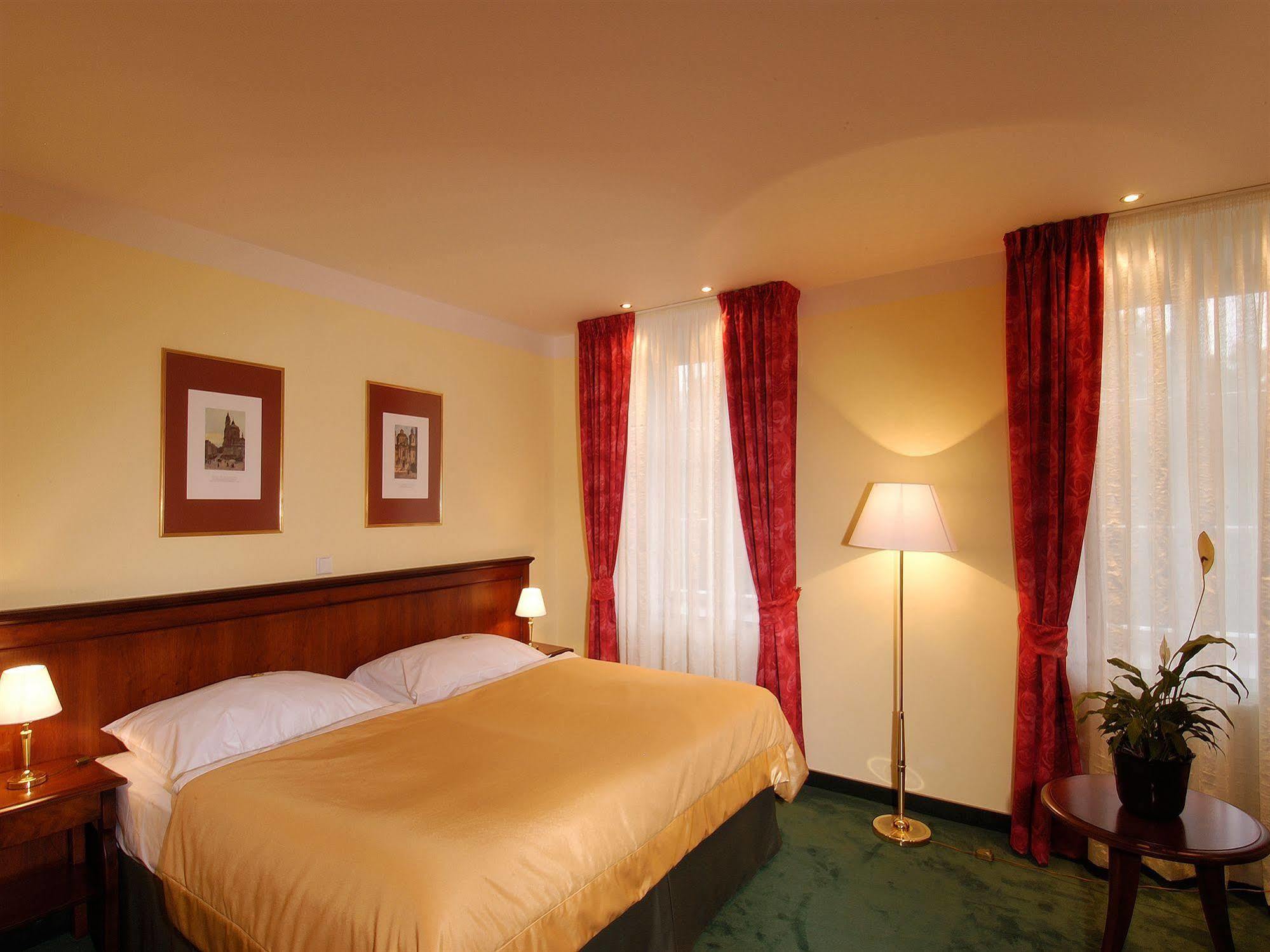 Ea Hotel Jeleni Dvur Prague Castle Номер фото