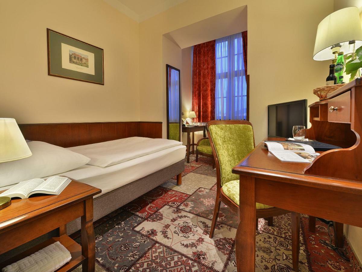 Ea Hotel Jeleni Dvur Prague Castle Екстер'єр фото