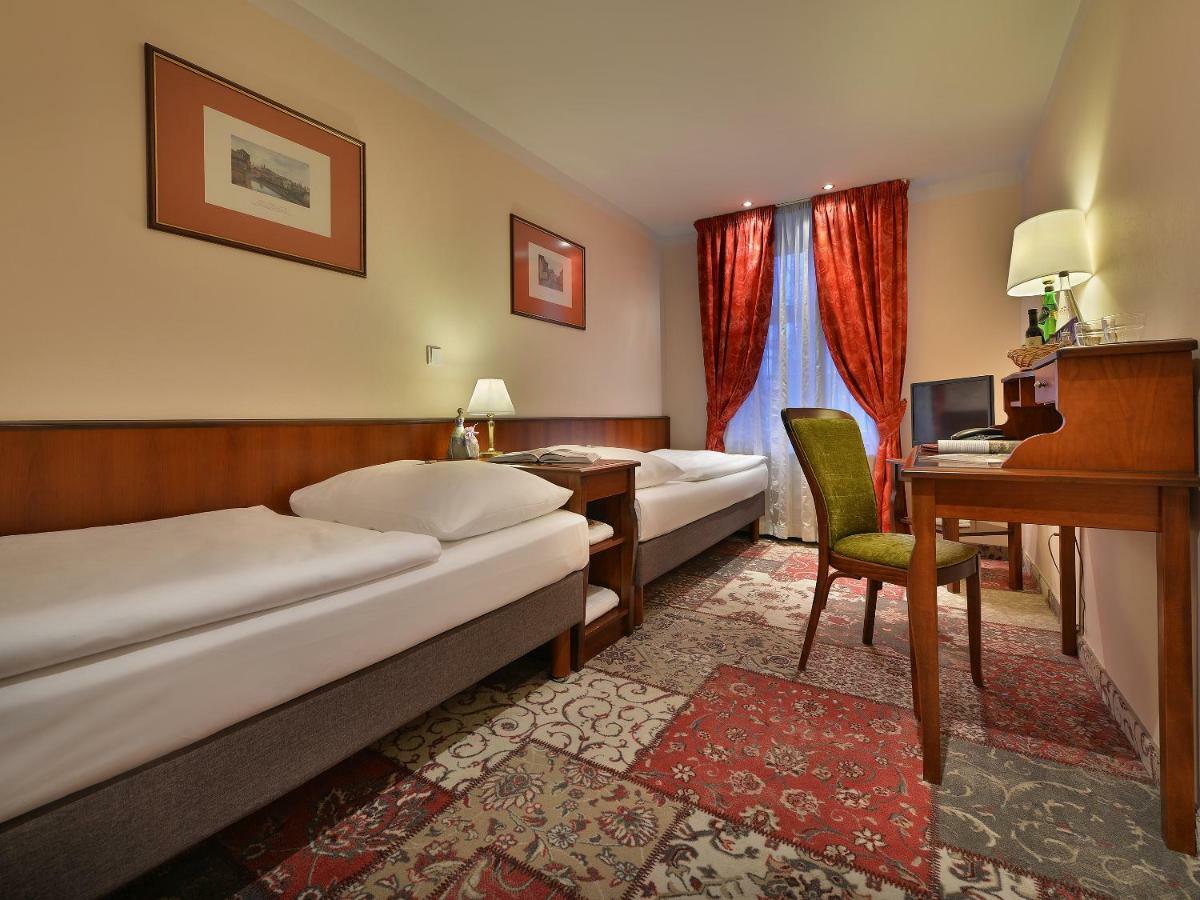 Ea Hotel Jeleni Dvur Prague Castle Екстер'єр фото